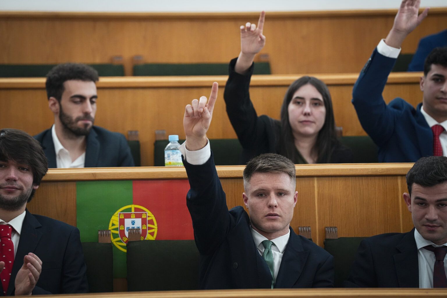 Jóvenes votando en una simulación institucional