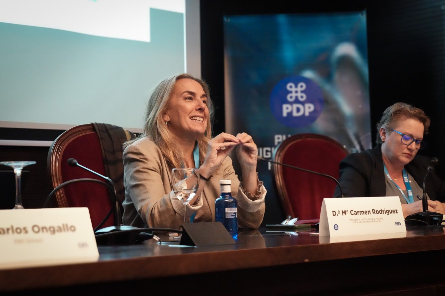 Mesa de debate en un programa de digitalización pública