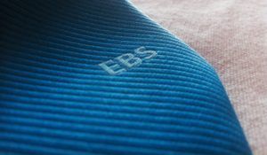 EBS corbata azul